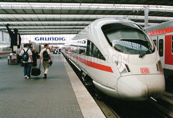 Ein ICE 3 im Muenchener Hauptbahnhof