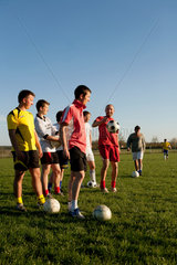 Skarpa  Polen  junge Maenner eines Fussball-Vereins beim Training