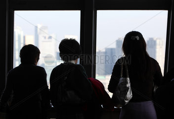 Tokio  Japan  Silhouette  Menschen schauen vom Tokyo Tower aus ueber die Stadt