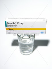 Berlin  Deutschland  eine Packung mit dem Medikament Tamiflu und ein Glas Wasser