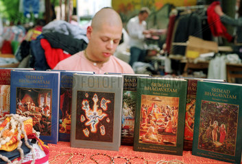 Ein Verkaufsstand der Hare Krishnas.