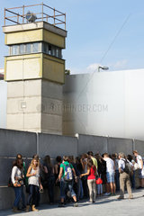 Berlin  Deutschland  Jugendliche an der Gedenkstaette Berliner Mauer an der Bernauer Strasse