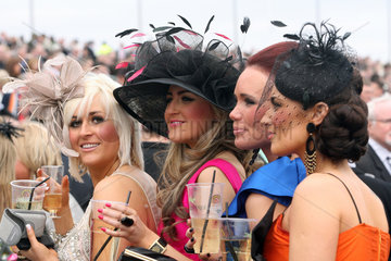 Liverpool  Grossbritannien  elegant gekleidete Frauen beim Pferderennen