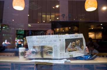 Berlin  Deutschland  Mann mit Zeitung in einem Cafe