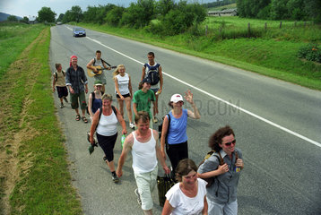 Eine Pilgergruppe auf einer Landstrasse  Slowakei