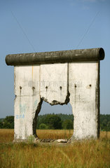 Sosnowka  Polen  ein Stueck der Berliner Mauer mit einem Durchbruch