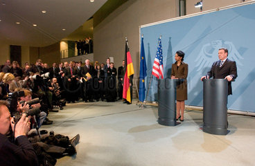 Condoleezza Rice und Gerhard Schroeder vor Journalisten