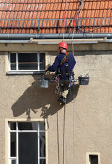 Berlin  Deutschland  Fassadenkletterer bei der Arbeit an einer Hausfassade