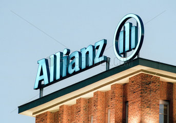 Logo der Allianz AG an den Treptowers in Berlin am Abend