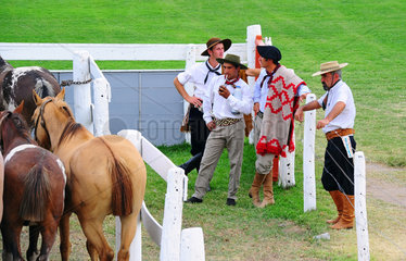 Jesus Maria  Argentinien  Gauchos schauen sich einige Pferde an
