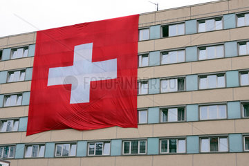 Berlin  Riesige Flagge der Schweiz am Hotel Unter den Linden
