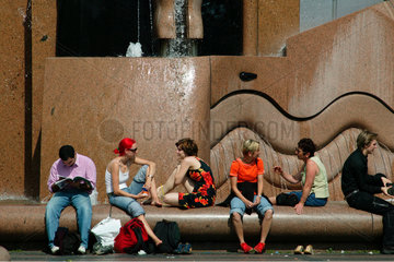 Berlin  Touristen am Brunnen auf dem Breitscheidplatz
