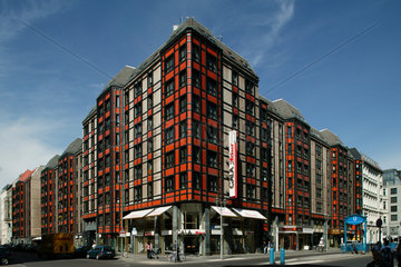 Berlin  Plattanbau mit orangefarbener Fassade