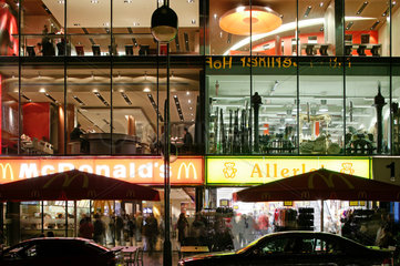Berlin  Geschaefte und Restaurants auf mehreren Ebenen