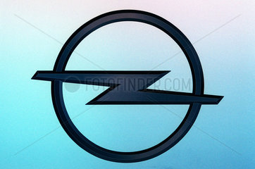 Logo von Opel vor blaufarbigem Hintergrund