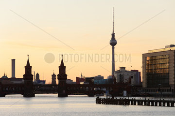 Berlin  Deutschland  Skyline Berlins bei Daemmerung