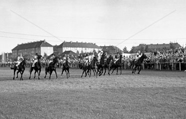 Hamburg  Deutschland  Pferde und Jockeys starten zu einem Galopprennen