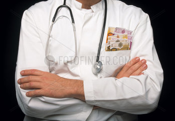 Arzt mit Stethoskop und Eurogeldscheinen in der Kitteltasche