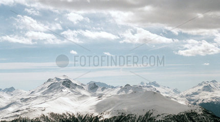 Schneebedeckte Berggipfel der Grauhoernergruppe
