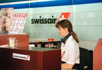 Zuerich  Schweiz  Abfertigungsschalter der Swissair am Flughafen Kloten