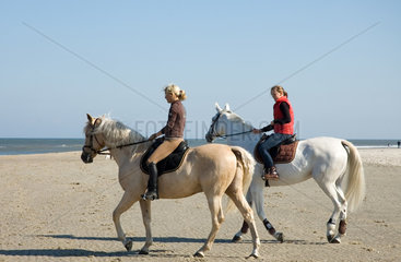 Norderney  Deutschland  Reiterinnen auf Pferden am Strand von Norderney