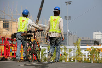 Hongkong  China  Bauarbeiter auf dem Weg zur Arbeit