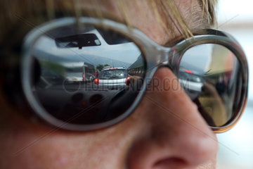 Trient  Italien  Autos spiegeln sich in der Sonnenbrille einer Autofahrerin