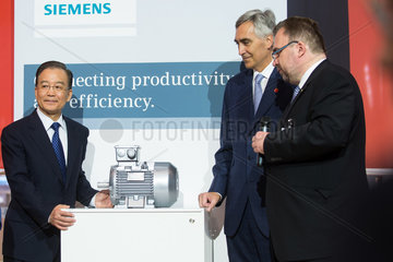 Hannover  Deutschland  Wen Jiabao  Premierminister Chinas  auf der Hannover Messe am Stand der Siemens AG
