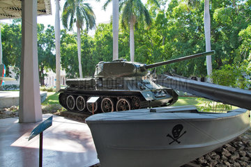 Havanna  Kuba  ausgestellte Militaerfahrzeuge im Garten des Museo de la Revolucion