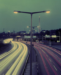 Berlin  Deutschland  Stadtautobahn mit Lichtspuren am Abend