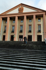 Suhl  Deutschland  zwei Passanten auf der Freitreppe vor dem Kulturhaus