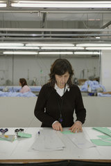 Istanbul  Tuerkei  Mitarbeiterin erstellt Schnittmuster in einer Textilfabrik