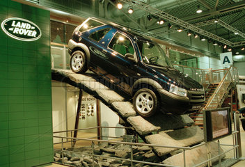 Land Rover zeigt einen Gelaendewagen auf der Auto Mobil International