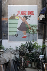 Shanghai  Mosaik mit Kind wirft Muell in die Muelltonne