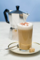 Hamburg  Espressokanne und Glas mit Milchkaffee