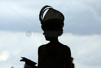 Ascot  Grossbritannien  Silhouette  Frau mit Hut