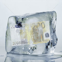 Ein im Eis eingefrorener 200 Euroschein