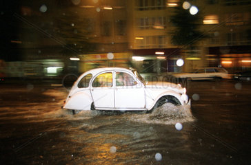 Ente faehrt durch eine ueberflutete Strasse in Berlin