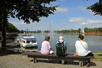 Schwerin  Deutschland  Frauen sitzen auf einer Bank am Pfaffenteich
