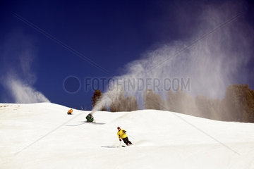 Tirol  Schneekanone versprueht Kunstschnee auf einen Skihang