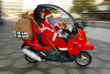 Berlin  Weihnachtsmann auf einem Motorroller