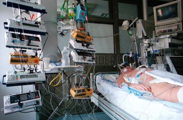 Beatmeter Patient mit Infusionen links am Bett auf einer Intensivstation
