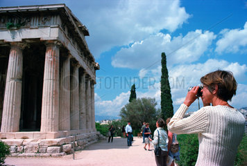 Eine Frau fotografiert den Hephaistos-Tempel  Athen