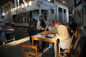 Nikosia  Tuerkische Republik Nordzypern  Tavla spielende Maenner