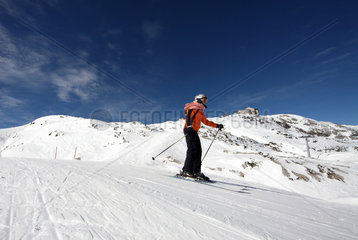 Krippenbrunn  Oesterreich  Maedchen beim Skifahren auf dem Krippenstein