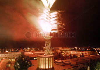 Nachtaufnahme des Funkturms in Berlin mit Feuerwerk