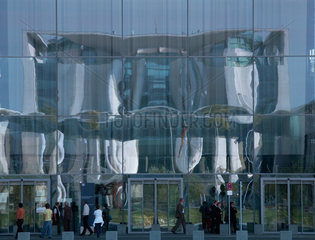 Berlin  Bundeskanzleramt speigelt sich in Glasfassade