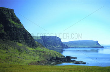 Eine Kueste der Isle of Sky in Schottland