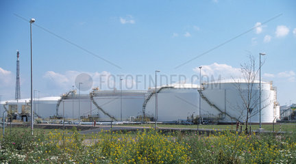 Vorratstanks fuer Erdoelprodukte der Raffinerie in Leuna  Deutschland