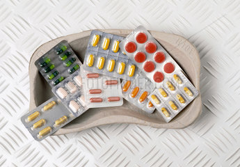 Tabletten in Blisterpackungen liegen in einer Pappnierenschale